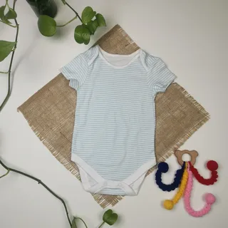 بادی نوزادی پسرانه آستین کوتاه طرح راه راه جلو بسته آبی رنگ – 4-6 ماه