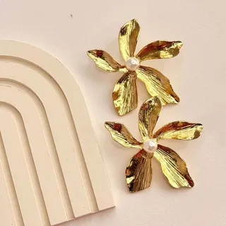 گوشواره زارا گل طلایی مرواریدی گوشواره گل گوشواره طلایی گوش�واره مرواریدی درشت و با جلوه