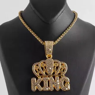 پلاک فول نگین به همراه زنجیر طرح King طلایی و نقره ای کد 015