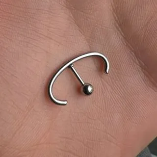 پیرسینگ گوش طرح نعل