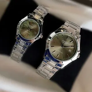 ساعت ست و تکی زنانه و مردانه عقربه ای کاسیو CASIO صفحه گرد سبز زیتونی بند استیل نقره ایی - تک کد 9508