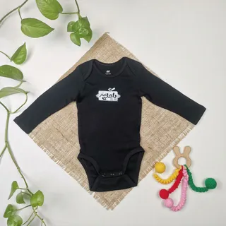 بادی نوزادی آستین بلند برند h&m طرح یا علی اصغر مشکی رنگ – 4-6 ماه