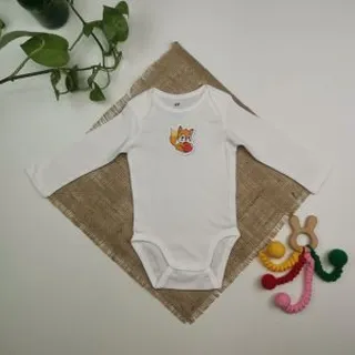 بادی نوزادی آستین بلند برند h and m طرح روباه سفید رنگ – 4-6 ماه