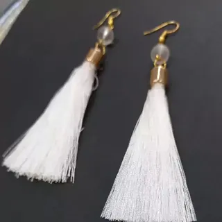 گوشواره منگوله دار ریش ریش سفید فوق العاده شیک و مجلسی فروش فقط عمده هست حداقل تعداد سفارش 3عدد هستش