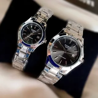 ساعت ست و تکی زنانه و مردانه عقربه ای کاسیو CASIO صفحه گرد مشکی بند استیل نقره ایی - تک کد 9509