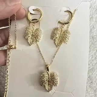 نیم ست برگ مو درشت با نگین های فراوان مخراج شده طلایی با گردنبندزنحیر دار استیل ضد حساسیت 