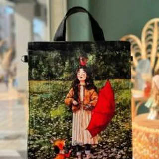 ساک دستی سرو دختری در باغ