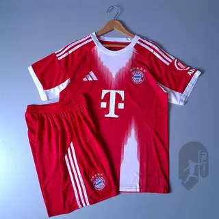 لباس اول بایرن مونیخ (ورژن هوادار -  فصل 2025 2026) به همراه شورت ورزشی