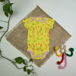 بادی نوزادی دخترانه آستین کوتاه طرح درخت زرد رنگ – 0-3 ماه