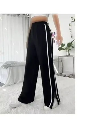 شلوار راحتی گشاد نواری چاک دار مشکی جزئیات برند DEEFWEAR کد 1726492549