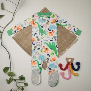 سرهمی نوزادی پسرانه آستین بلند برند کارترز طرح حیوانات جوراب دار سفید رنگ