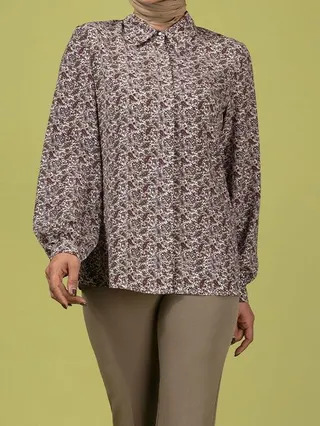 شومیز زنانه کرپ ژرژت طرح دار یقه مردانه کلاسیک نور نسکافه ای