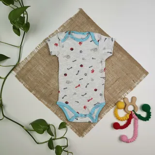 بادی نوزادی پسرانه آستین کوتاه طرح دریا طوسی رنگ – 3-6 ماه