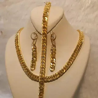سرویس بحرینی رنگ ثابت باضخا�مت یک سانت شامل دستبند و گردنبند و گوشواره ( باخرید این کالا یک عدد انگشتر هدیه میگیرید)