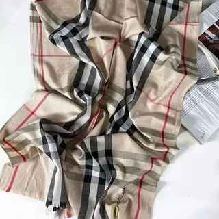 شال نخی پاییزه اورجینال طرح باربری  در 5 رنگ  دارای لیبل و حک مارک 