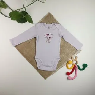 بادی نوزادی دخترانه آستین بلند برند h and m طرح کوآلا یاسی رنگ – 4-6 ماه