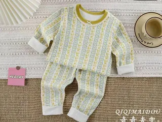 بلوز و شلوار راحتی دخترانه طرح گل  و شاخه سبز با زمینه رنگ کرم