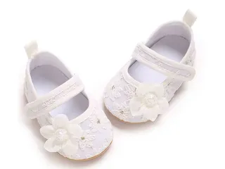 پاپوش استپ دار نوزادی رنگ شیری طرح گل برجسته