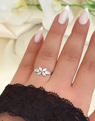 ۰۳۵۴. انگشتر نقره مدل گل چهار پر