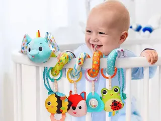 آویز تخت و کریر مارپیچی موزیکال و جغجغه ای عروسکی به همراه دندانگیر سیلیکونی سوزی SOZZY