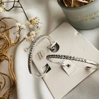 گوشوارخ حلقه ای نگین داره نقره ای براق و شیک
