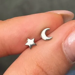 پیرسینگ گوش طرح ماه و ستاره