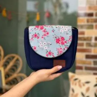 کیف فندوق سورمه ای گل صورتی