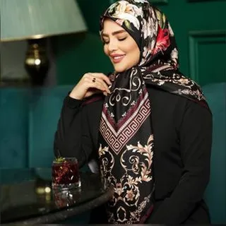 روسری ابریشم توییل طرح کلاسیک گل‌دار – قواره 140 کد15