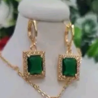 گوشواره نگین سبز