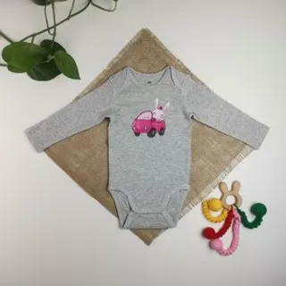 بادی نوزادی دخترانه آستین بلند برند h and m طرح خرگوش طوسی رنگ