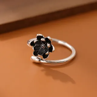 0319. انگشتر مدل گل نیلوفر سیاه قلم و غنچه