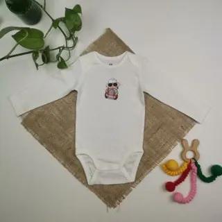 بادی نوزادی آستین بلند برند h and m طرح ماشین سفید رنگ