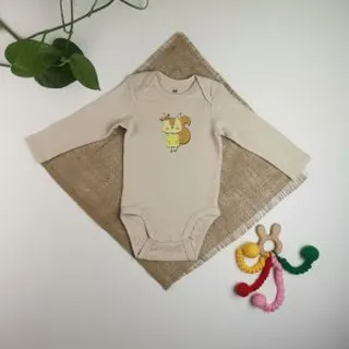 بادی نوزادی دخترانه آستین بلند برند h&m طرح سنجاب نخودی رنگ