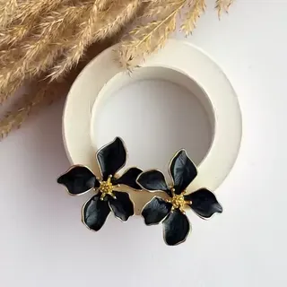 گوشواره میناکاری گل مشکی فوق العاده خاص و شیک گوشواره گل گوشواره مشکی