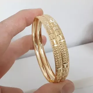 النگو طلاروس کاملا رنگ ثابت پک 2 تایی با طلا مونمیزنه و مناسب استفاده دائم ورق بزنید لطفا 