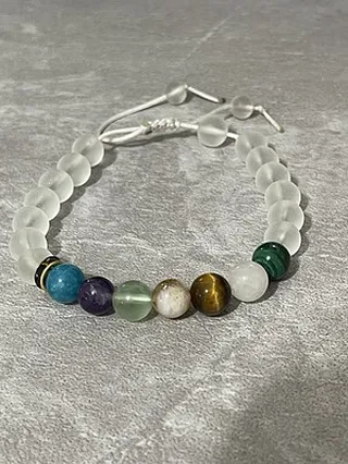 دستبند هفت چاکرا با میزبانی مون استون یخی