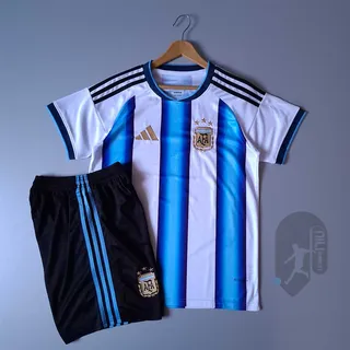 لباس اول آرژانتین (ورژن هوادار  -  سال 2026) به همراه شورت ورزشی