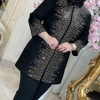 مانتو کتی جنس مازراتی مدل نگین خوشه ای تکرنگ مشکی دار�ای سایزبندی 