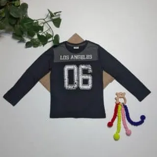 بلوز پسرانه آستین بلند طرح نوشته دار مشکی رنگ – 4-5 سال