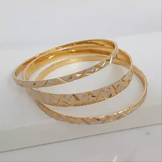 النگو طلاروس هندی رنگ ثابت پک 3 تایی و مناسب استفاده روزانه ورق بزنید و توضیحات رو بخونید لطفا 